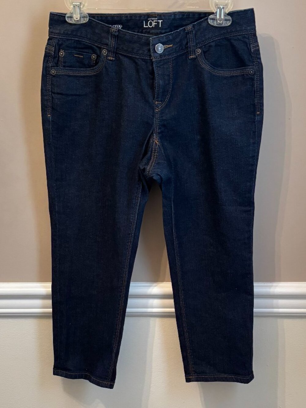 ANN TAYLOR LOFT Curvy Crop Jeans Size 4P (27) in color Dark Blue